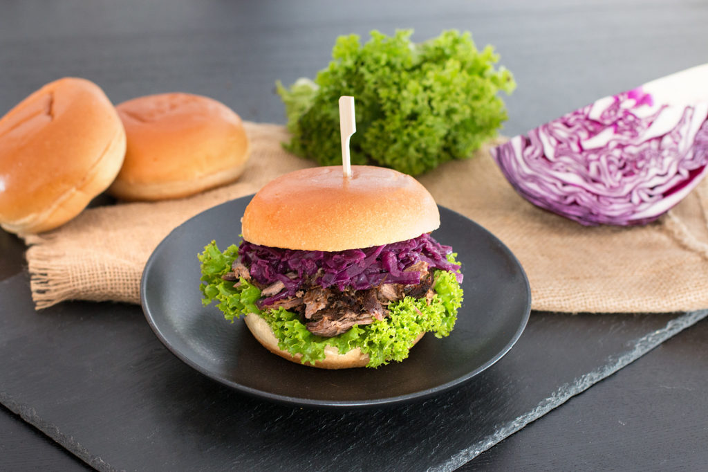 Weihnachtlicher Pulled Duck Burger mit Apfel-Rotkohl - Das Burgermädchen
