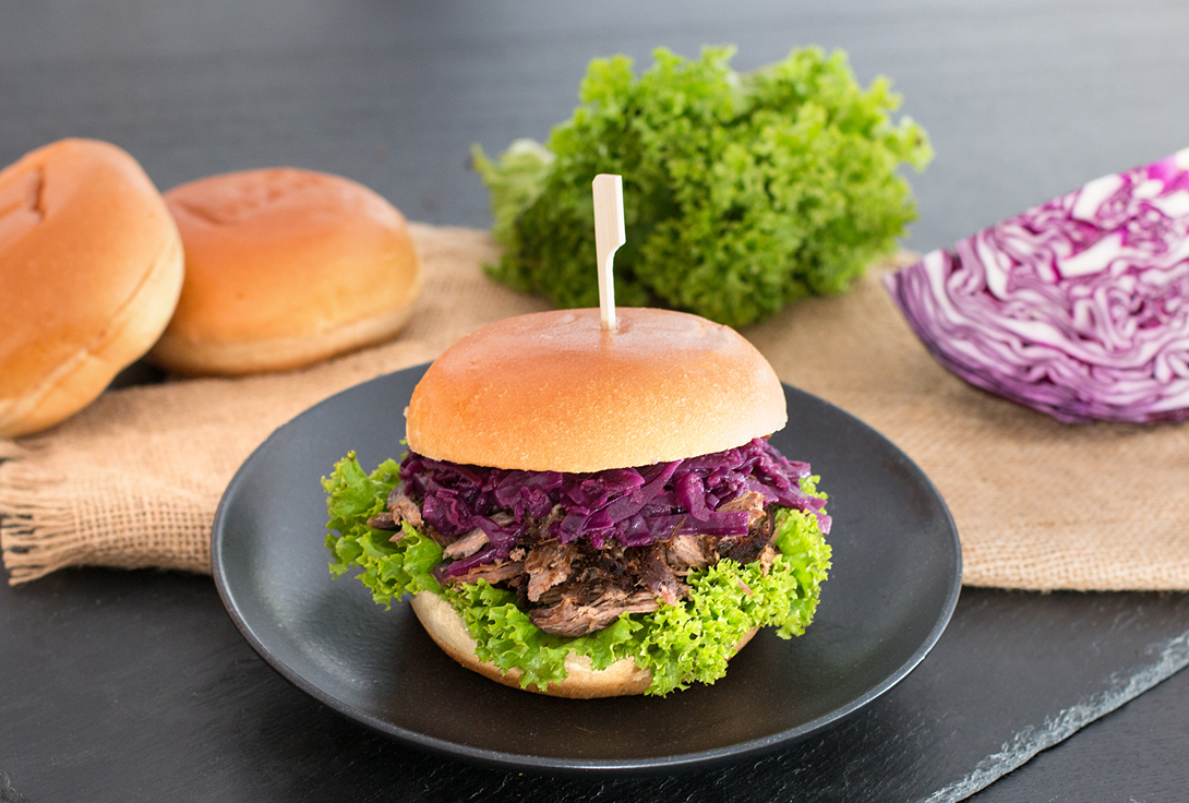 Weihnachtlicher Pulled Duck Burger mit Apfel-Rotkohl - Das Burgermädchen